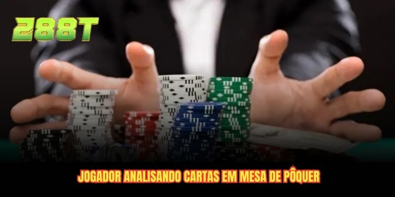 Jogador analisando cartas em mesa de pôquer